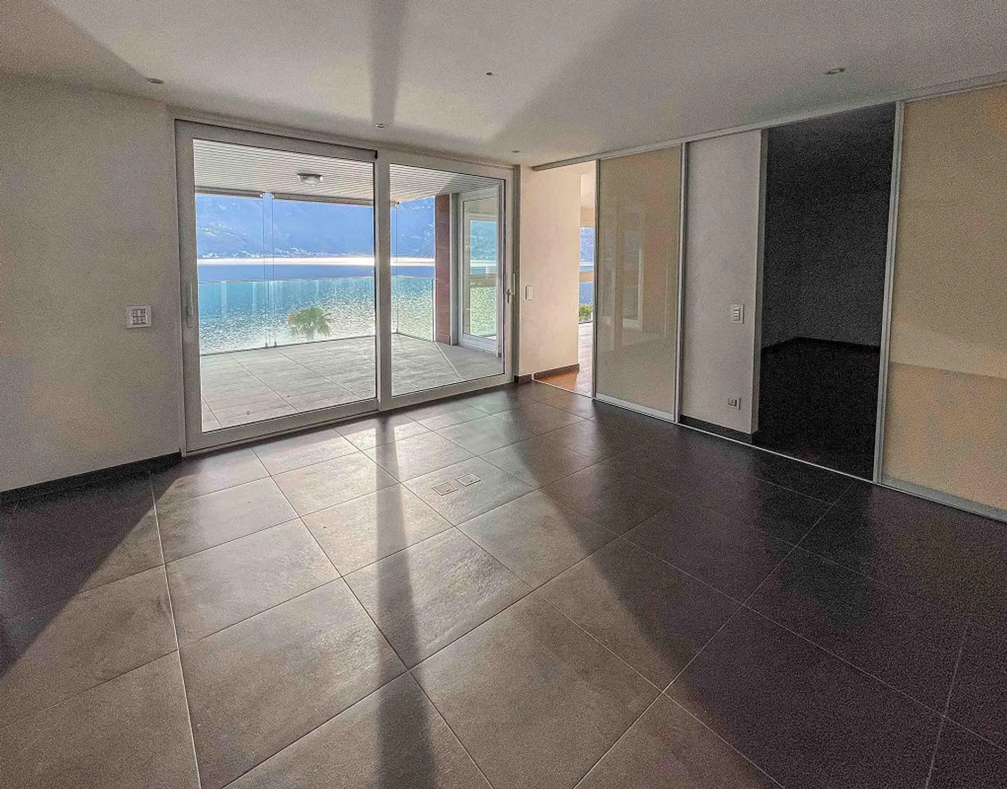 Attico esclusivo con vista lago e posto barca - Foto 11 di 14