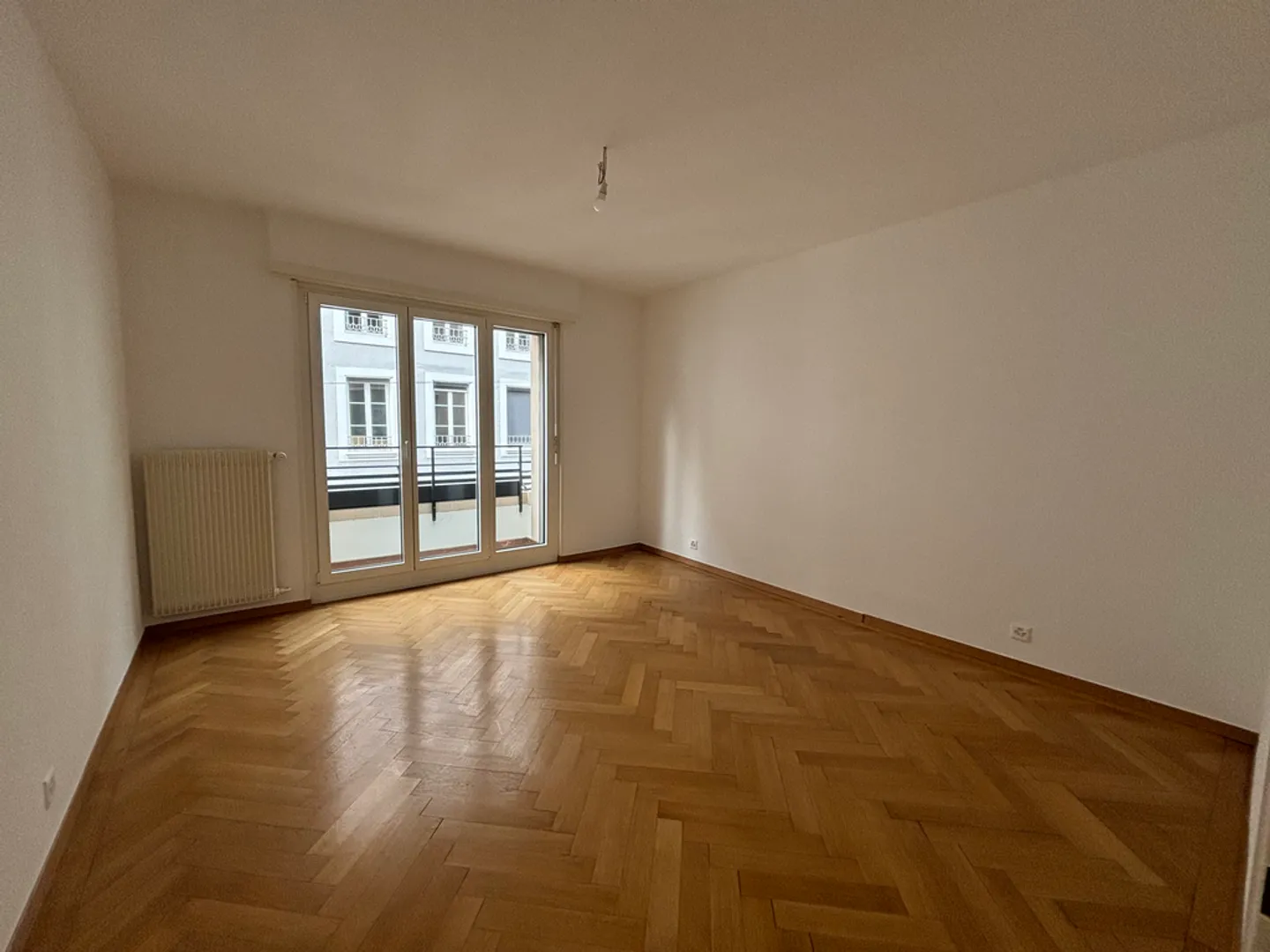 Spacious 2.5 rooms freshly renovated - Photo 2 of 5