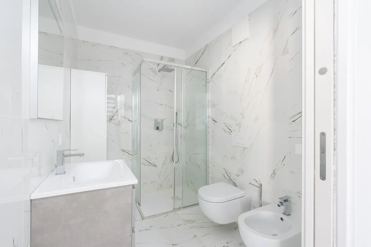 AGNO · DESIGN 2,5-ZIMMER-WOHNUNG MIT PANORAMATERRASSE - Foto 7 von 11