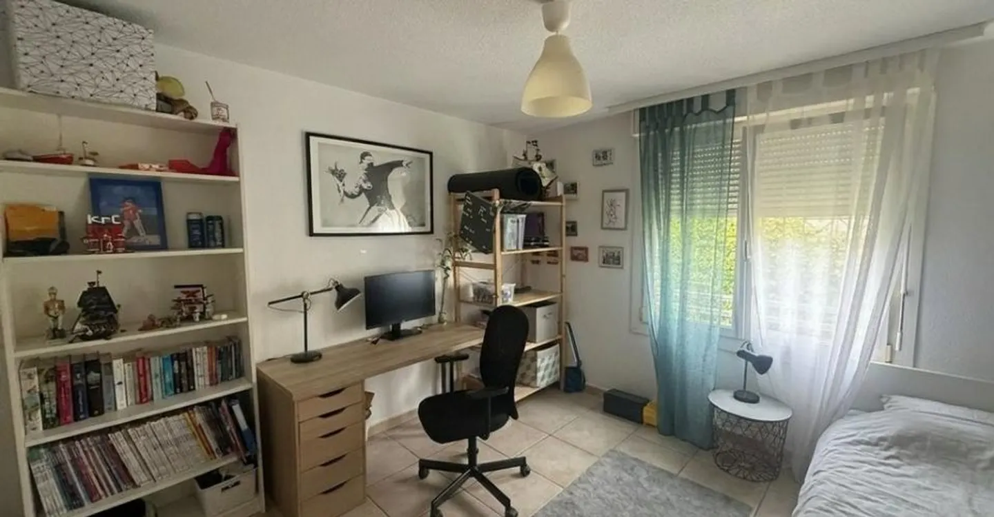 Large bright apartment close to all amenities - Photo 2 of 6