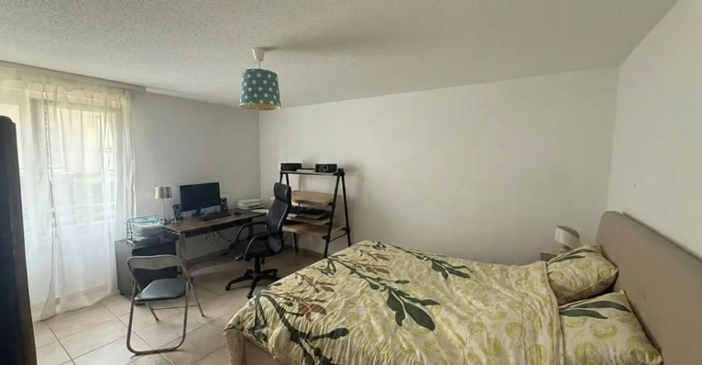 Large bright apartment close to all amenities - Photo 3 of 6