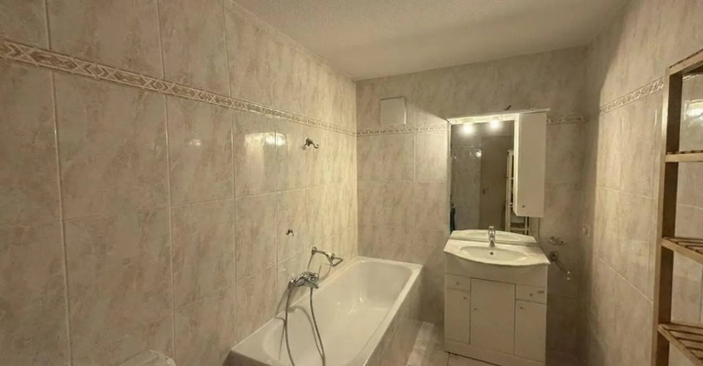 Large bright apartment close to all amenities - Photo 5 of 6
