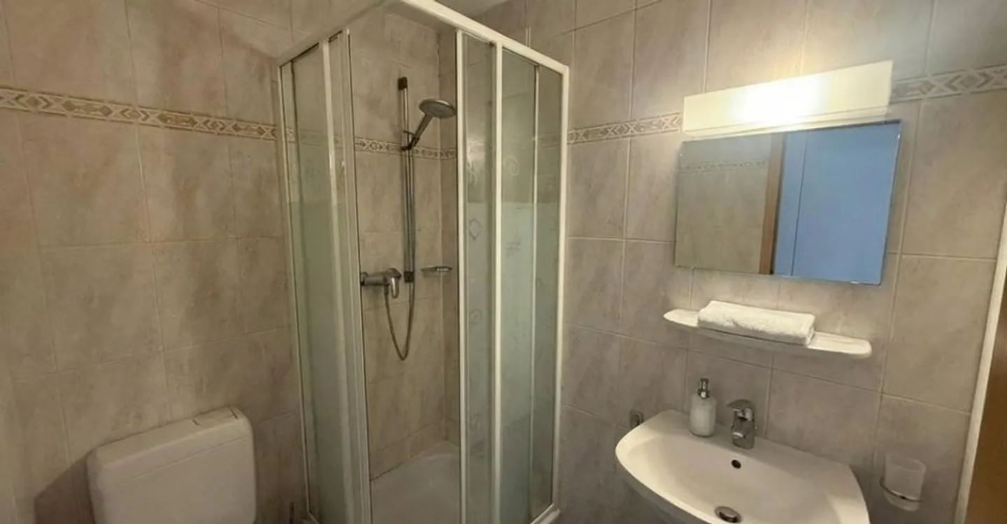 Large bright apartment close to all amenities - Photo 6 of 6