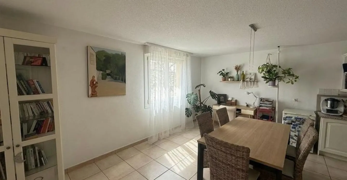 Large bright apartment close to all amenities - Photo 1 of 6