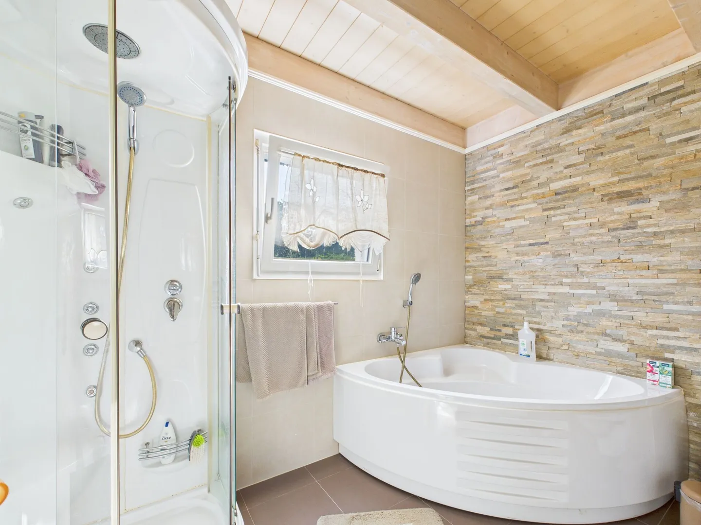 Family-friendly Minergie townhouse in Thürnen - with garden and plenty of space - Photo 2 of 13