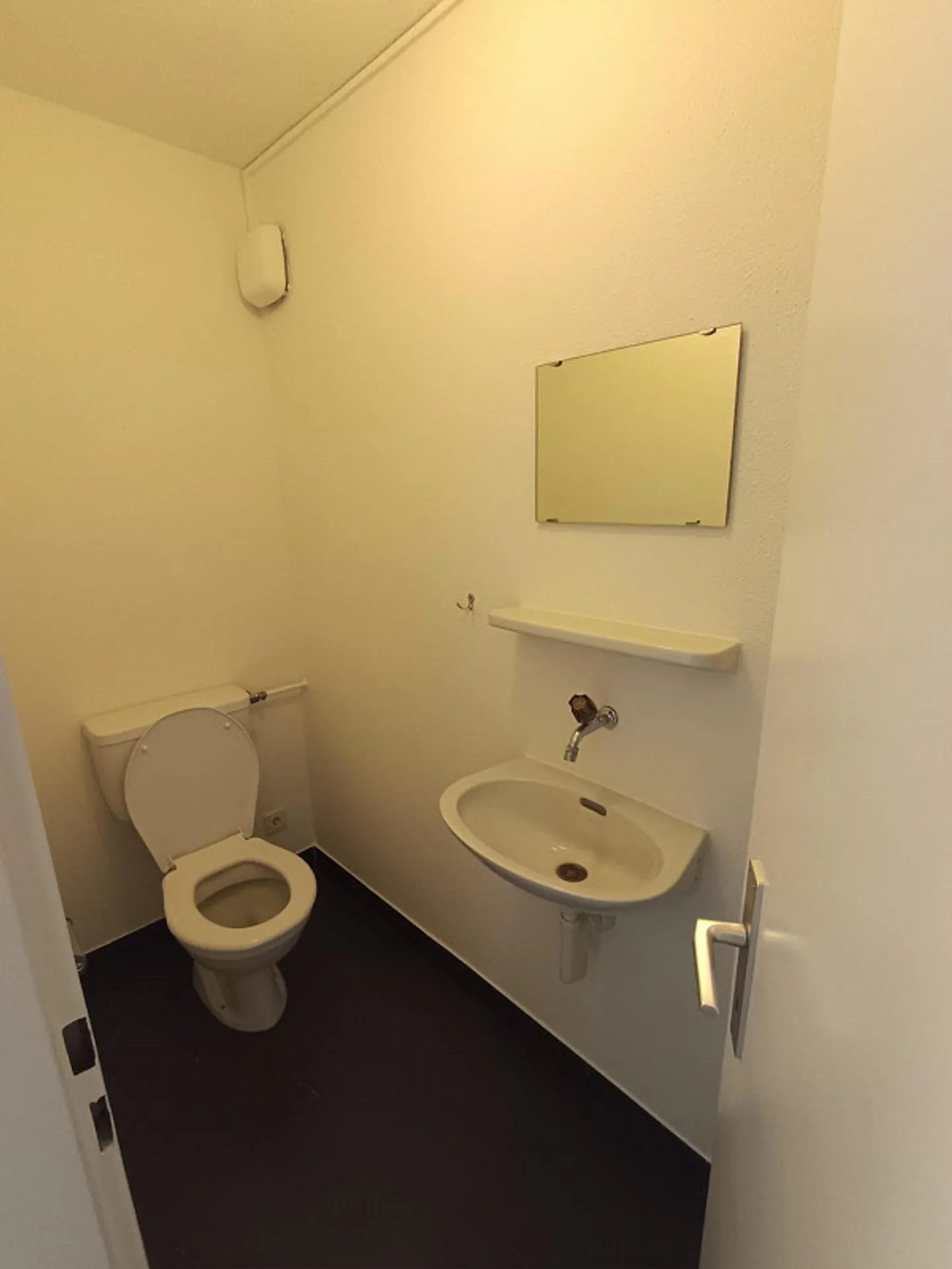 Bright and Cozy 4.5-Room Apartment in Wattwil - Photo 8 of 11