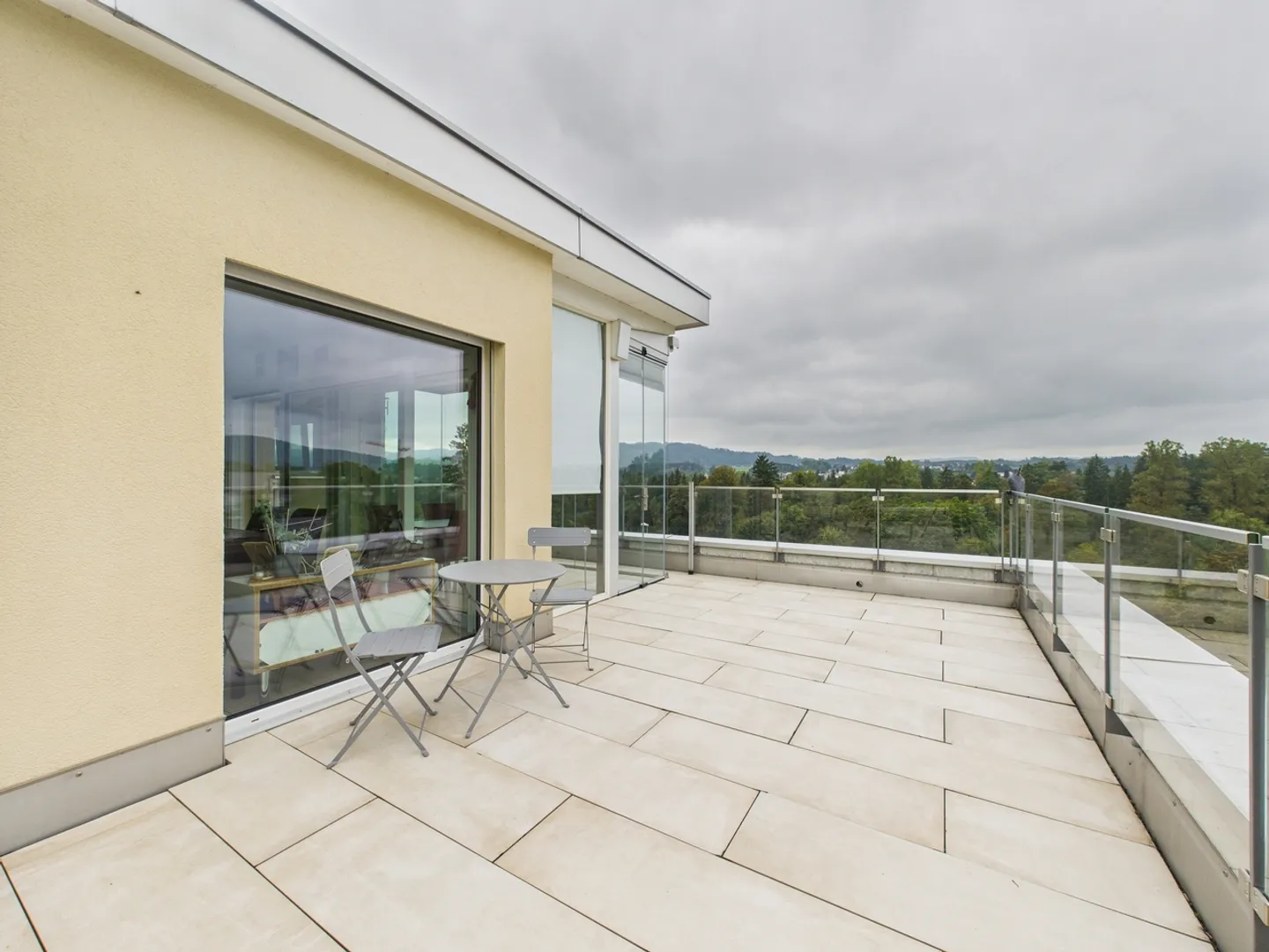 Luminoso appartamento attico di 3,5 locali con terrazza sul tetto - Foto 9 di 10