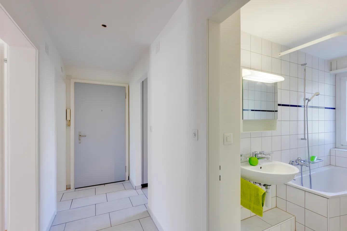 Spacious 3-room apartment in a family-friendly neighborhood! - Photo 3 of 8