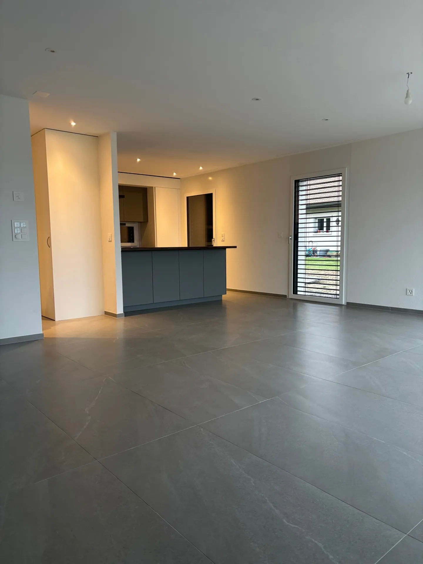 Moderne Einfamilienhaus mit 4,5 Zimmern in der Nähe von Schulen und Geschäften in Br... - Foto 1 von 10