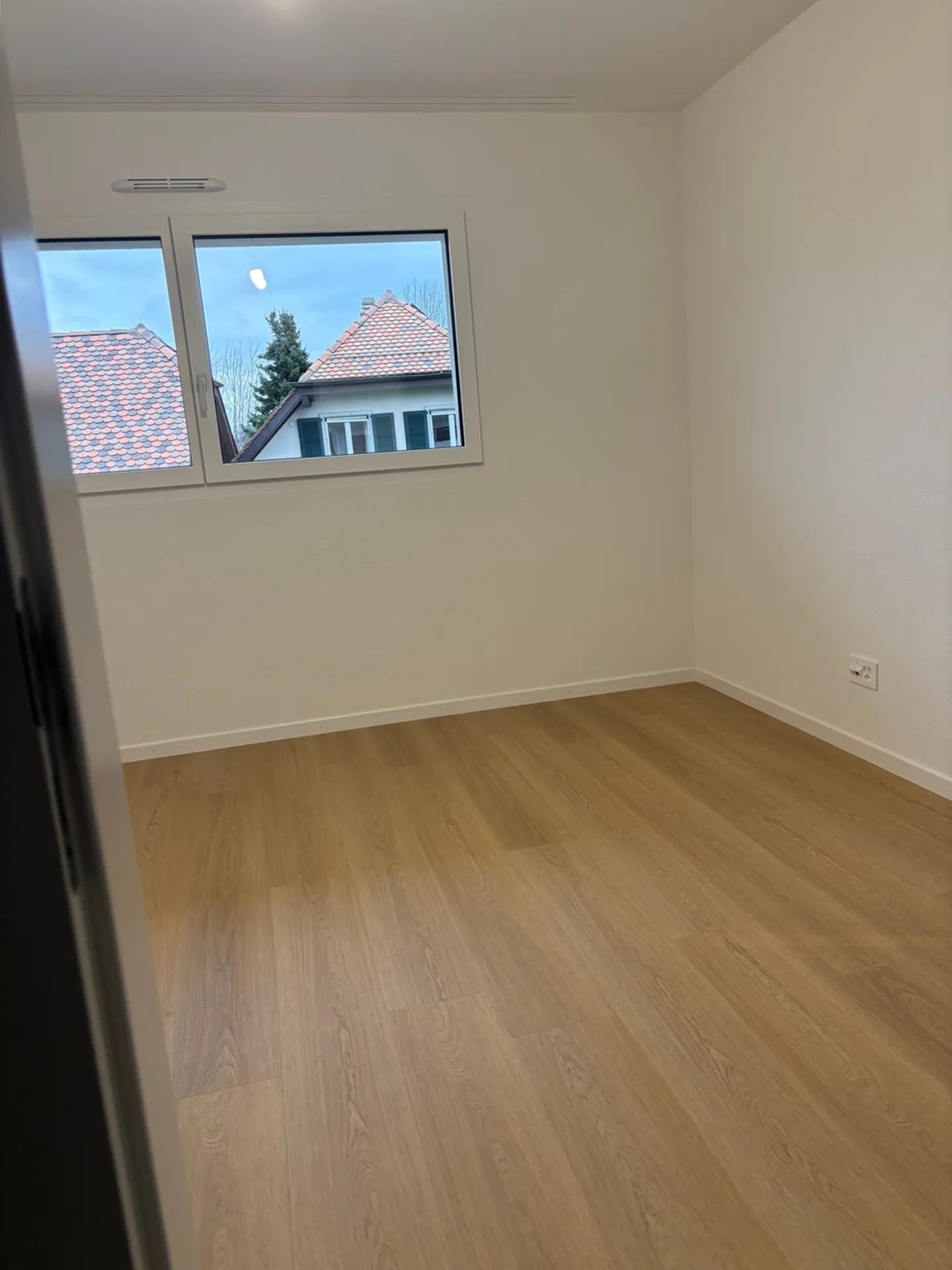 Moderne Einfamilienhaus mit 4,5 Zimmern in der Nähe von Schulen und Geschäften in Br... - Foto 5 von 10