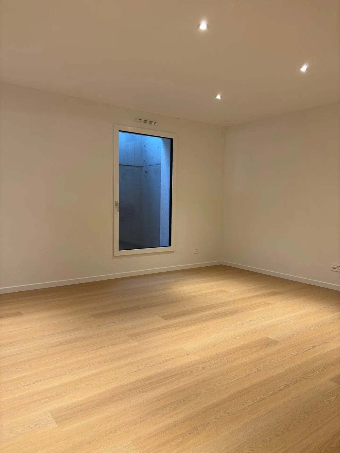 Moderne Einfamilienhaus mit 4,5 Zimmern in der Nähe von Schulen und Geschäften in Br... - Foto 7 von 10