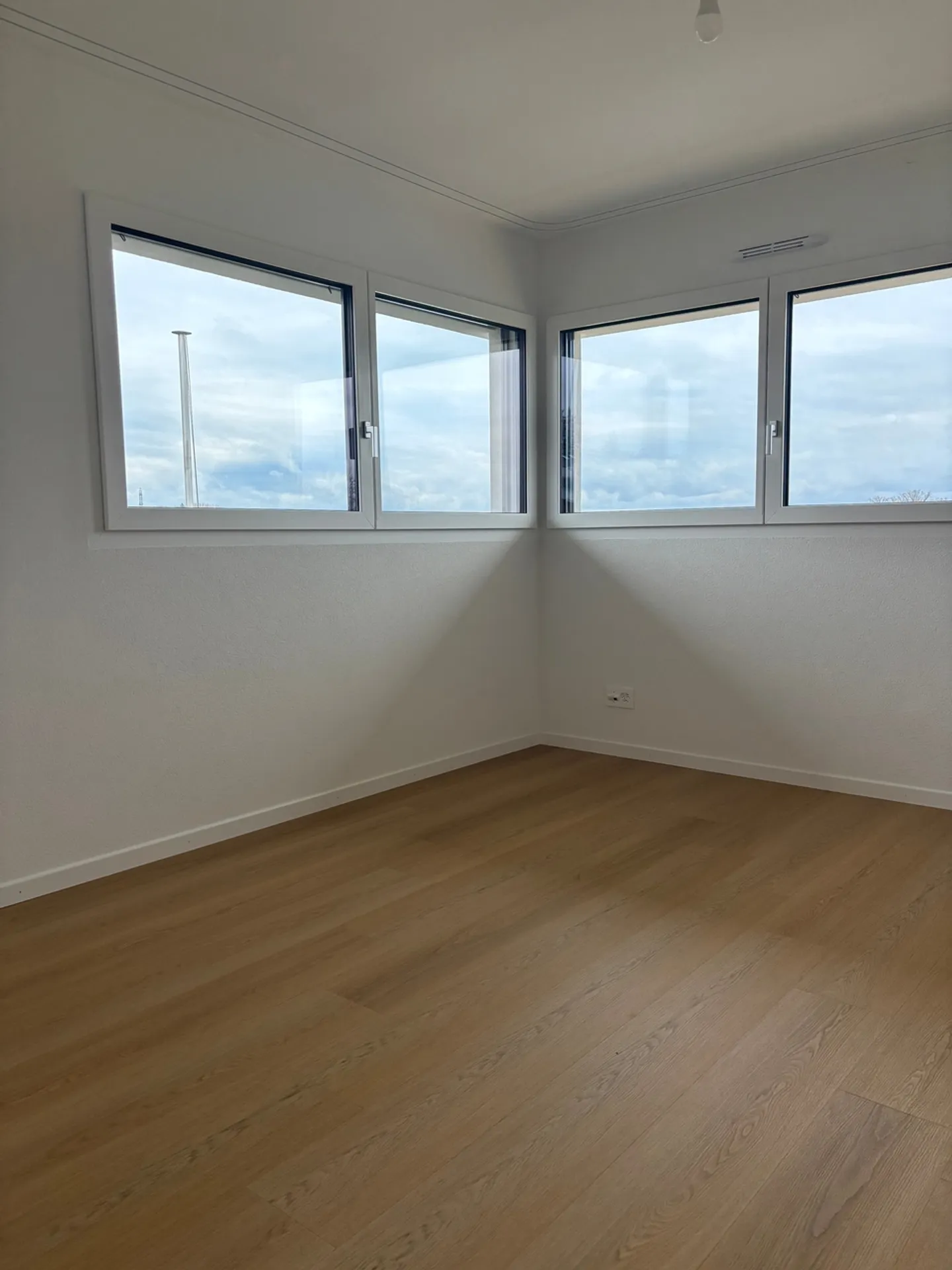 Moderne Einfamilienhaus mit 4,5 Zimmern in der Nähe von Schulen und Geschäften in Br... - Foto 4 von 10