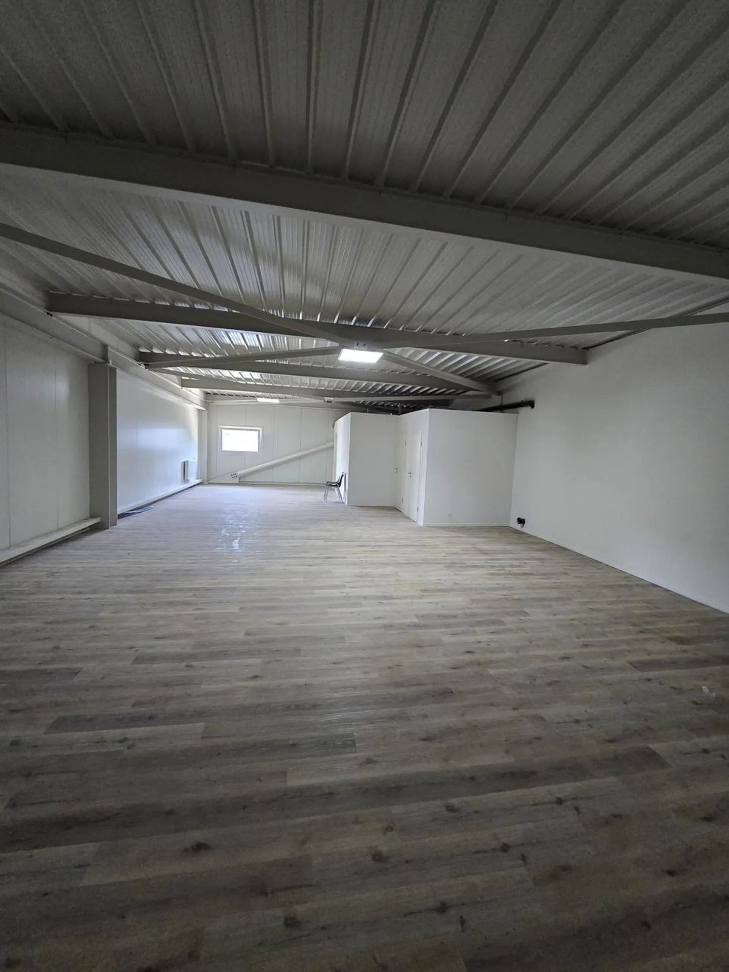 Superb new premises on two floors of 232m2 with two parking spaces included - Photo 2 of 9
