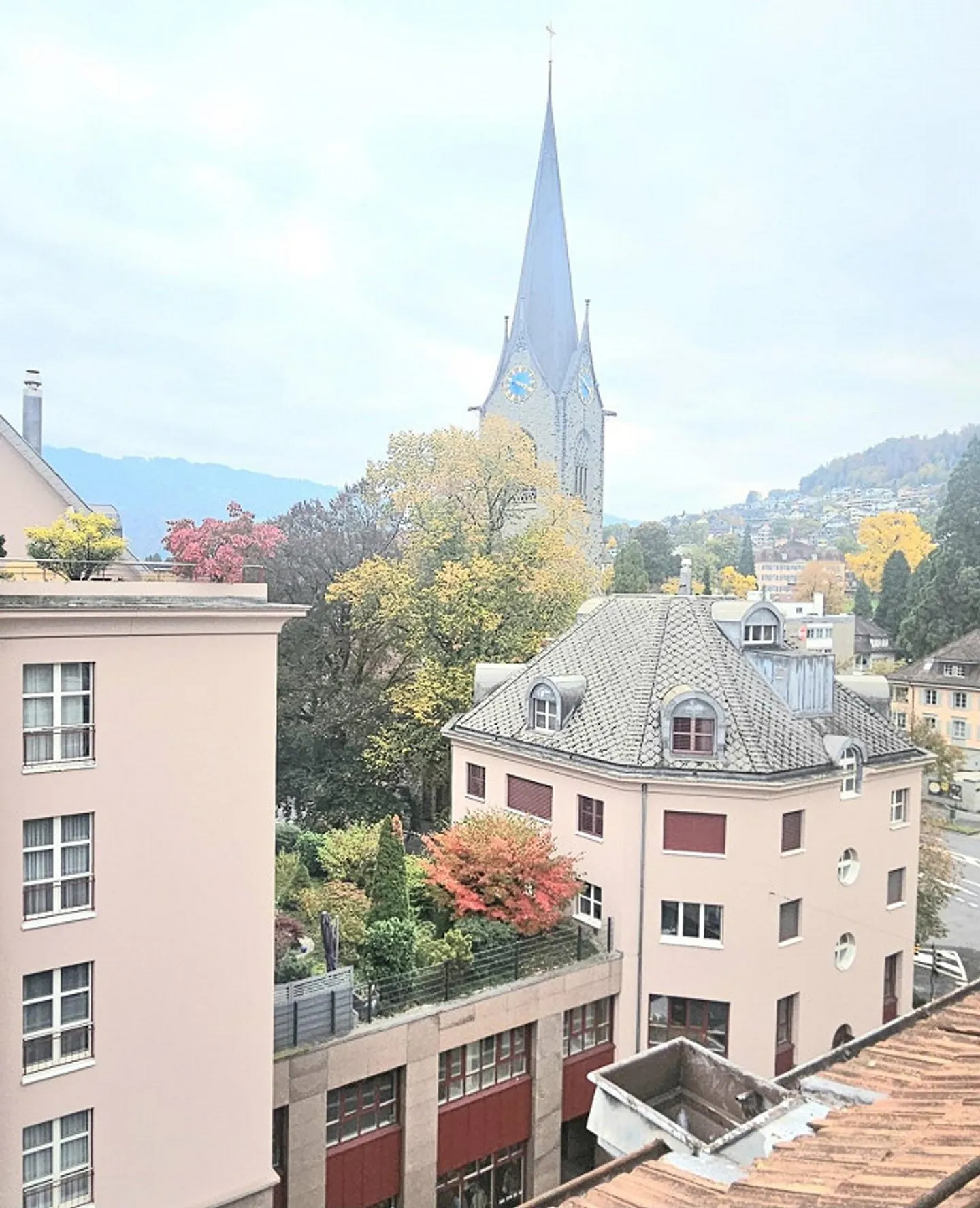 Top rénové 2 pièces mansarde avec terrasse sur le toit à usage commun - Photo 1 sur 9
