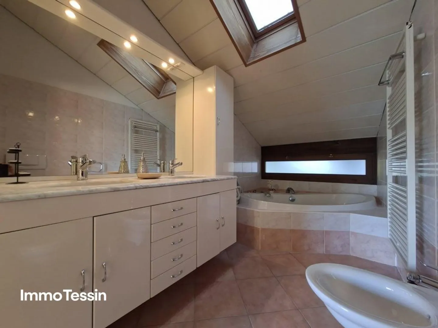 OPPORTUNITÀ: Oasi di benessere con vista fantastica sul lago d... - Foto 12 di 13