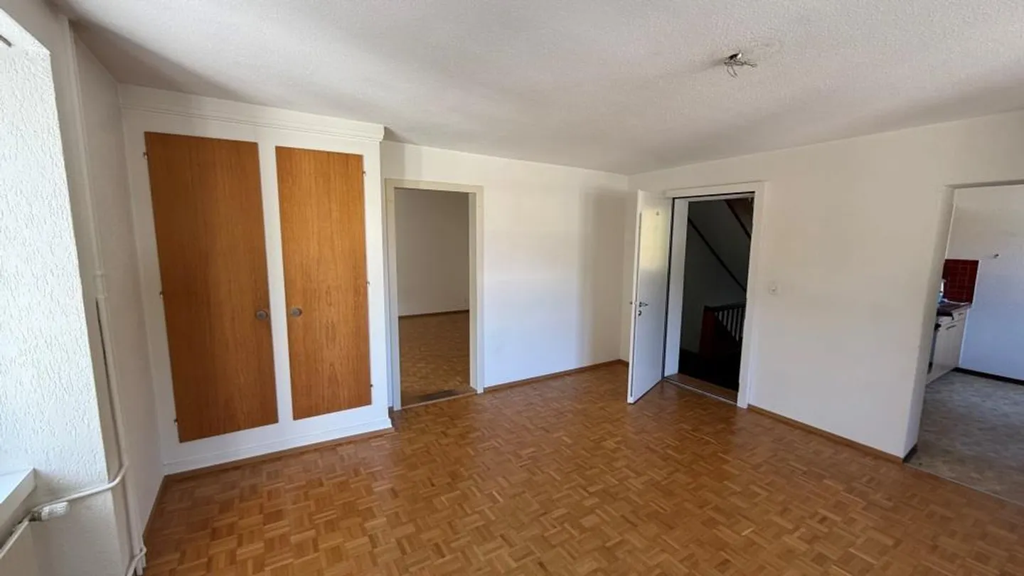 Partially renovated 3-room apartment in the green - Photo 1 of 5