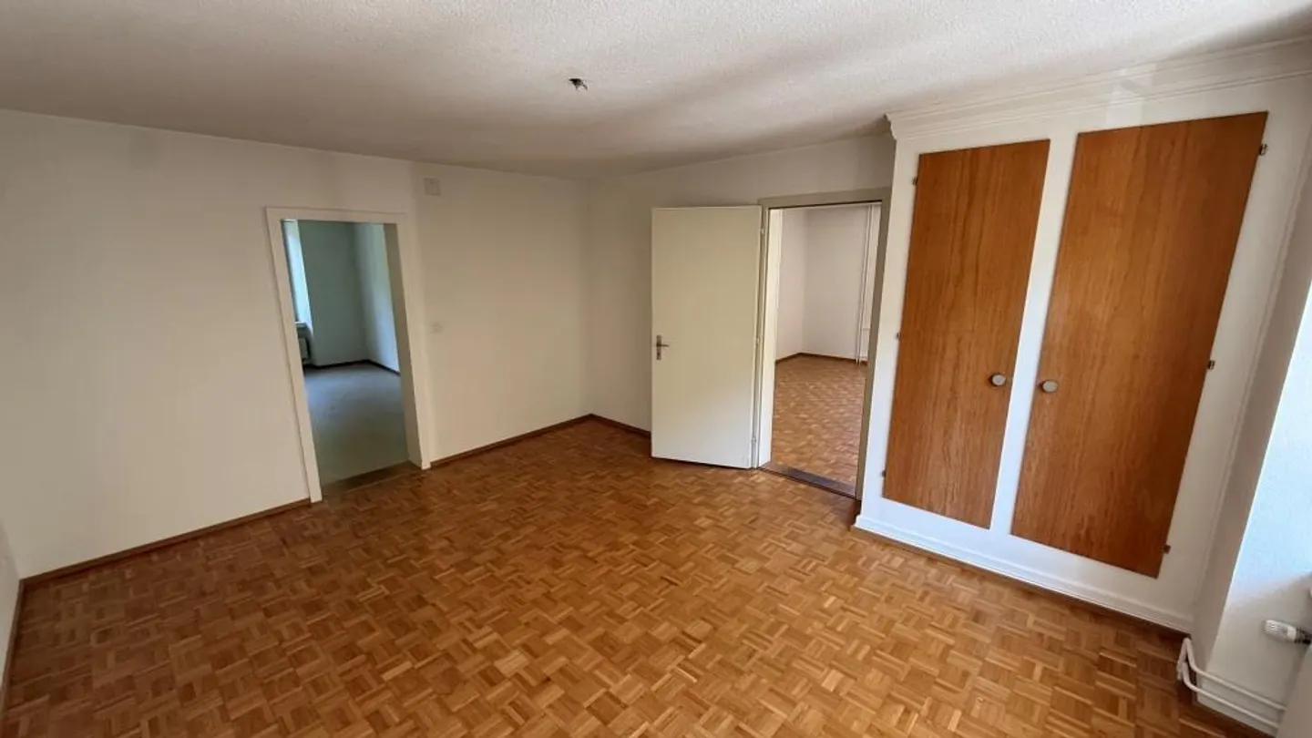 Partially renovated 3-room apartment in the green - Photo 2 of 5