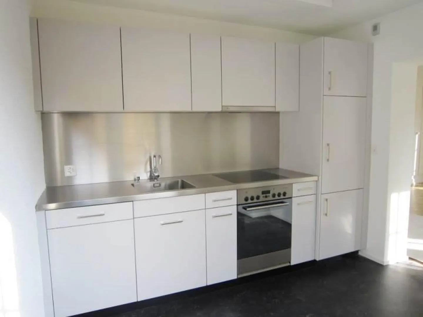 Partially renovated 3-room apartment in the green - Photo 4 of 5