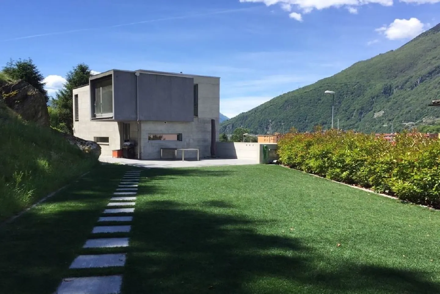 Villetta di Design con Grande Giardino e Bella Vista - Foto 1 di 12