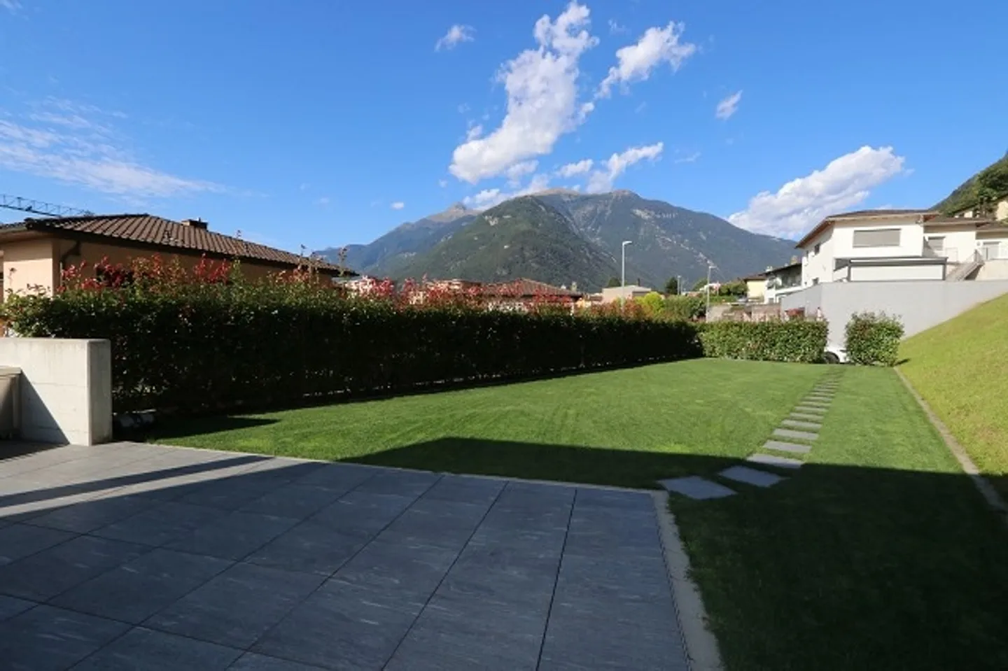 Villetta di Design con Grande Giardino e Bella Vista - Foto 2 di 12