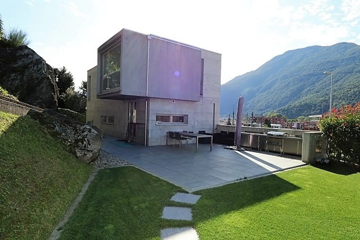 Villetta di Design con Grande Giardino e Bella Vista - Foto 7 di 12
