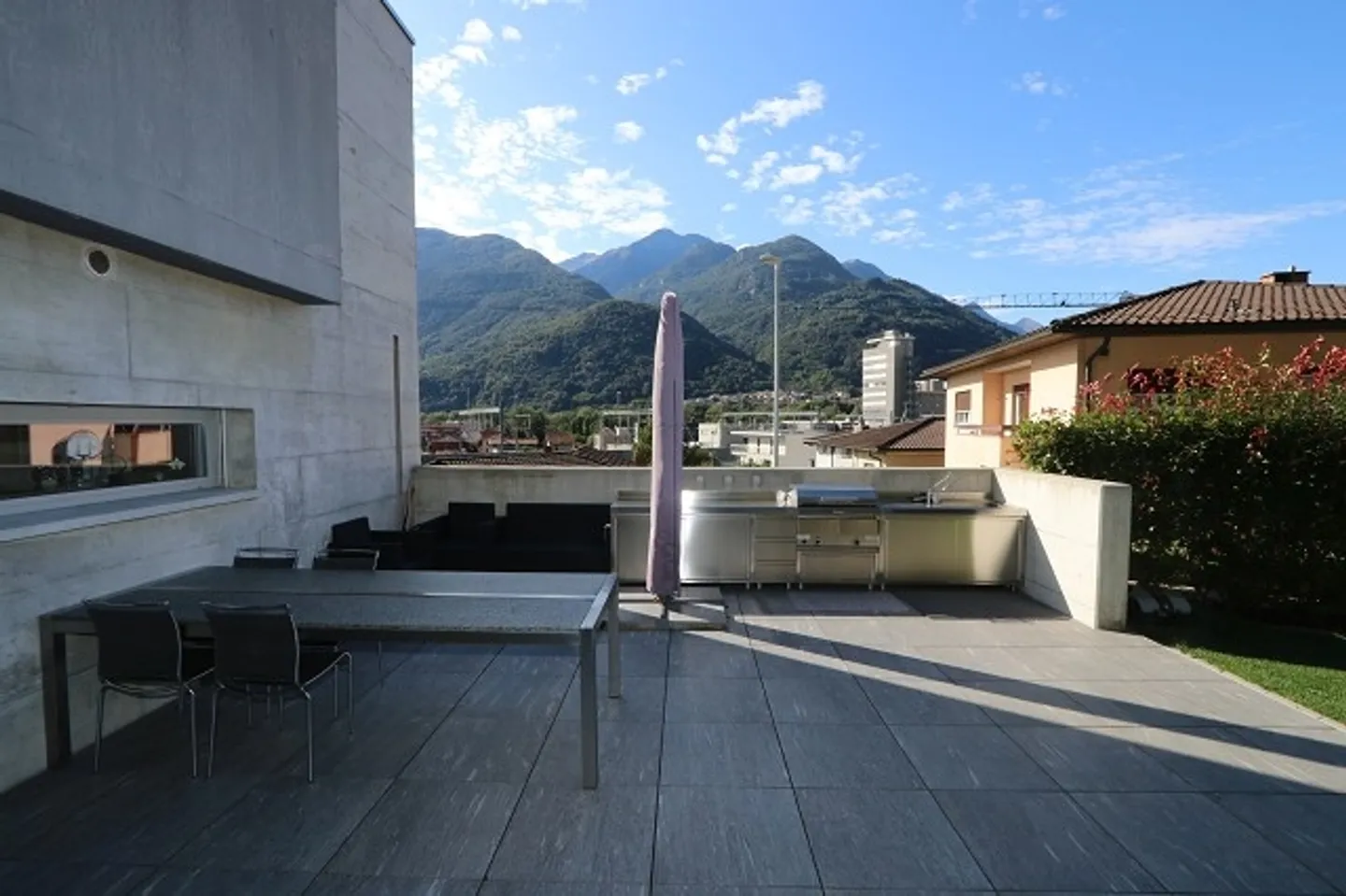 Villetta di Design con Grande Giardino e Bella Vista - Foto 8 di 12