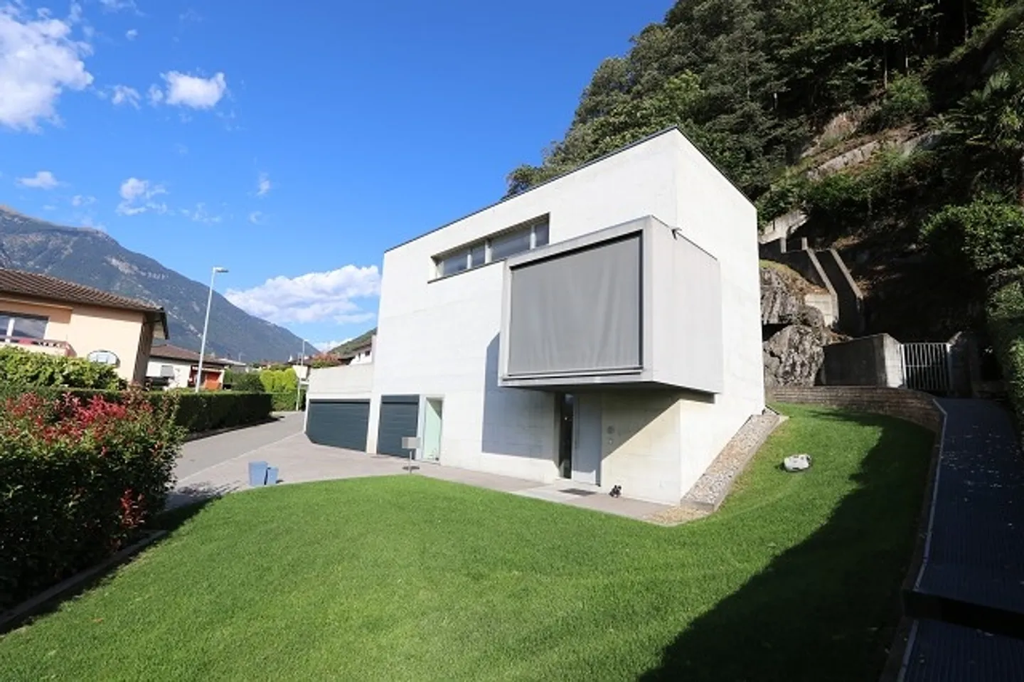 Villetta di Design con Grande Giardino e Bella Vista - Foto 9 di 12