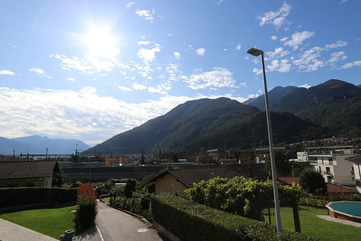 Villetta di Design con Grande Giardino e Bella Vista - Foto 11 di 12