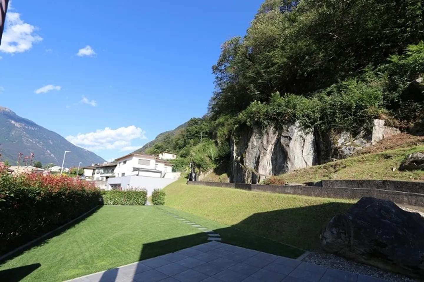 Villetta di Design con Grande Giardino e Bella Vista - Foto 12 di 12