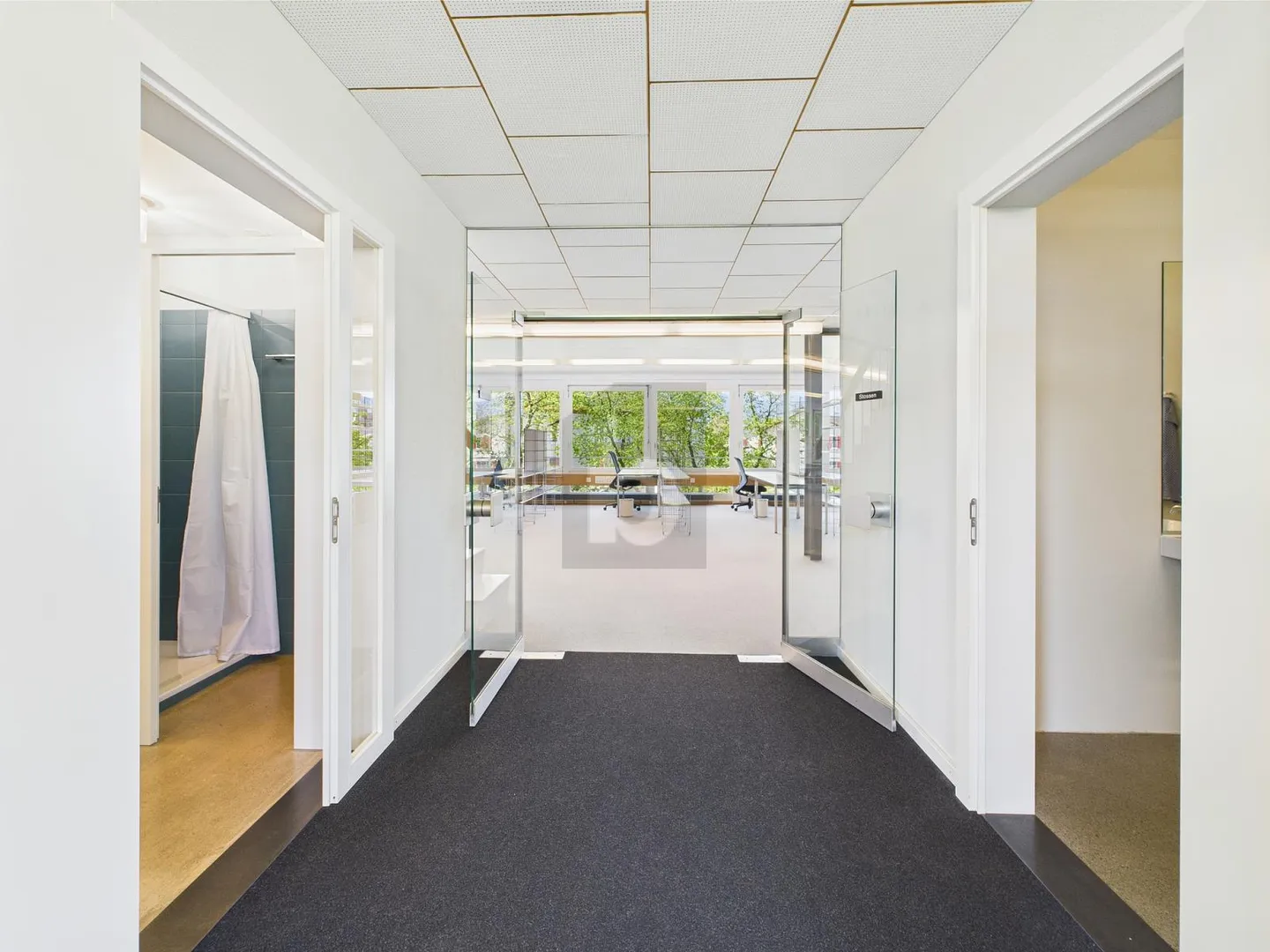 Office space for rent - Photo 1 of 9