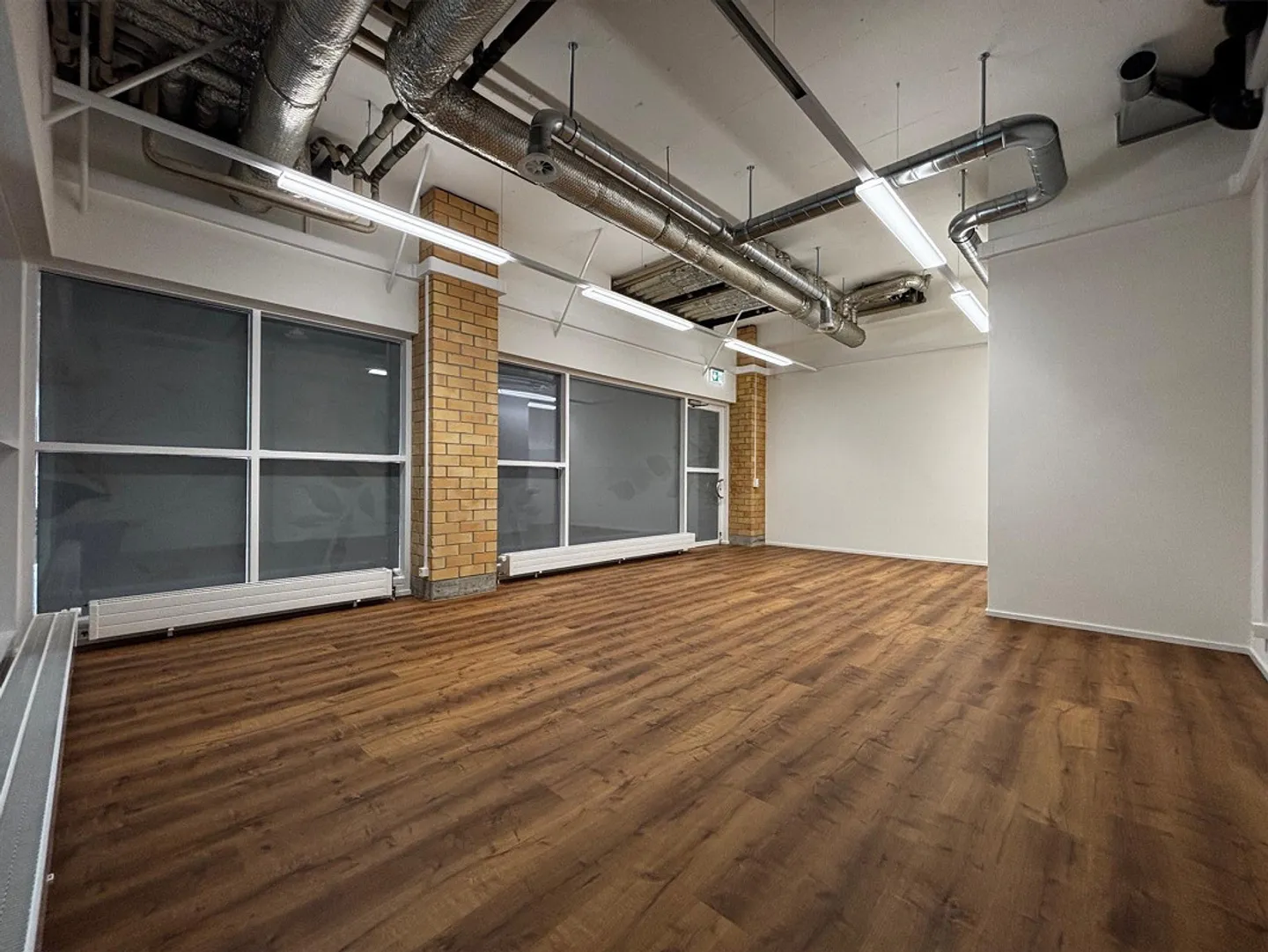 Spazio commerciale in posizione privilegiata a Cham - Foto 2 di 5