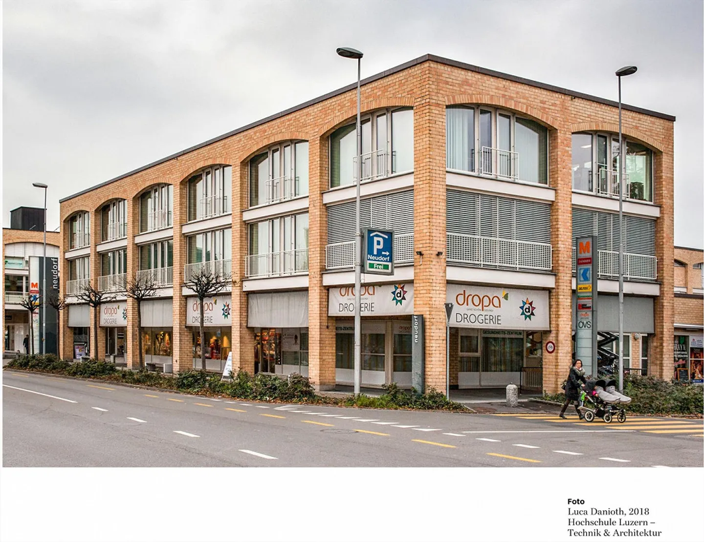 Spazio commerciale in posizione privilegiata a Cham - Foto 1 di 5