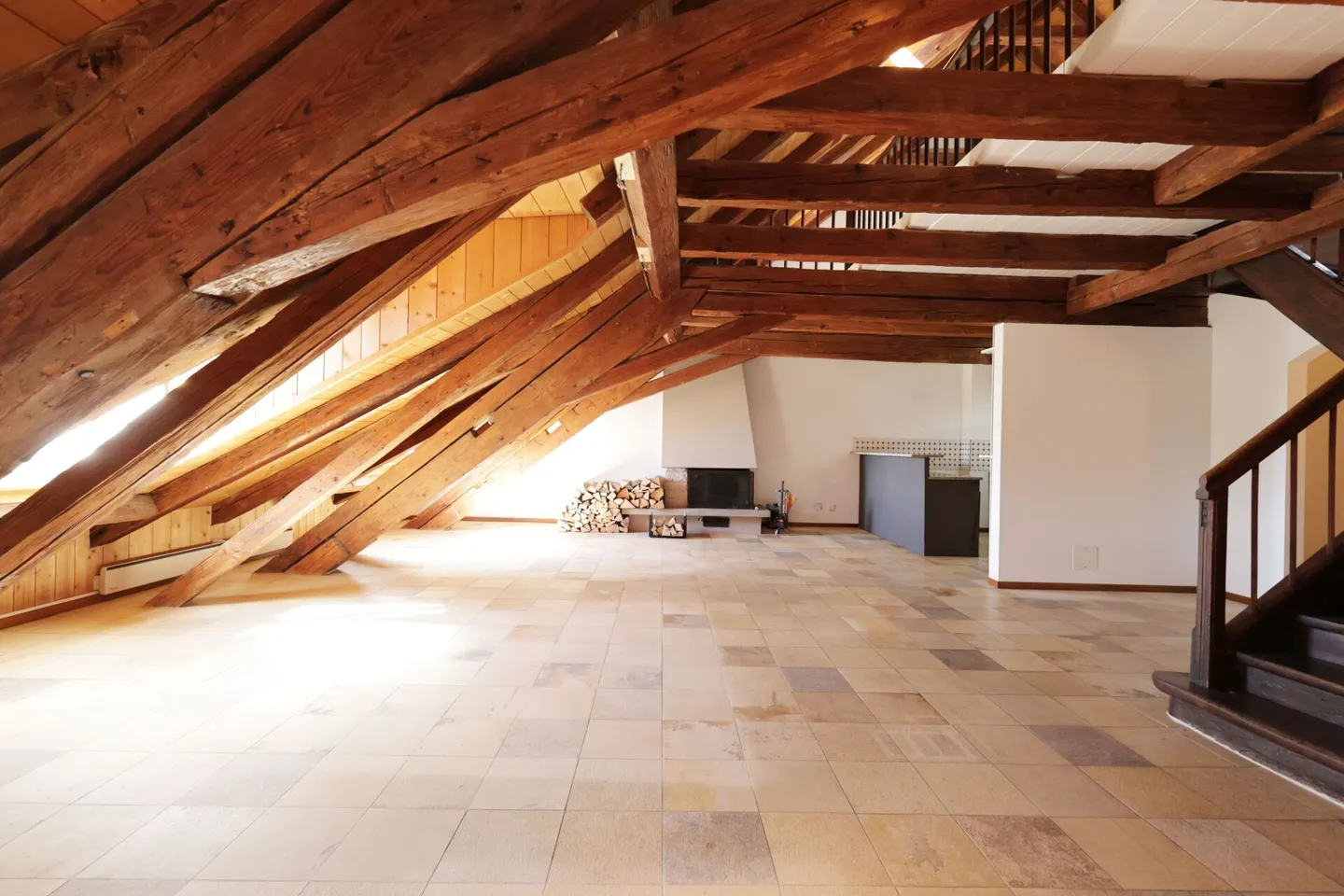 Ampio appartamento di 4 stanze all'ultimo piano di un edificio storico - Foto 2 di 13