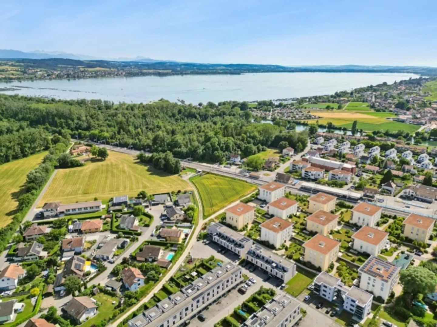 Modernes 5.5-Zimmer-Reihenmittelhaus in Seenähe - Ihr neues Zuhause in Sugiez - Foto 2 von 13