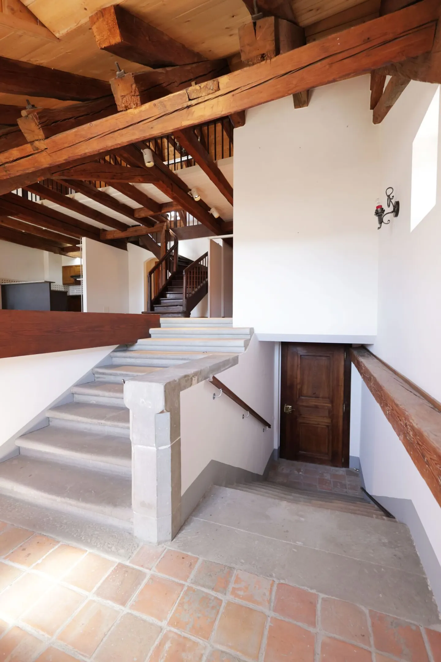 Ampio appartamento di 4 stanze all'ultimo piano di un edificio storico - Foto 5 di 13