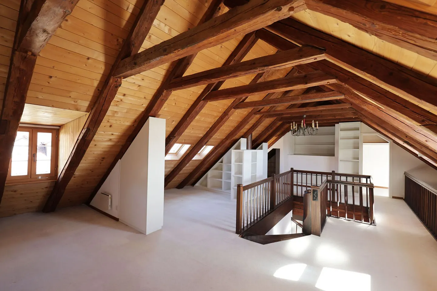 Ampio appartamento di 4 stanze all'ultimo piano di un edificio storico - Foto 7 di 13