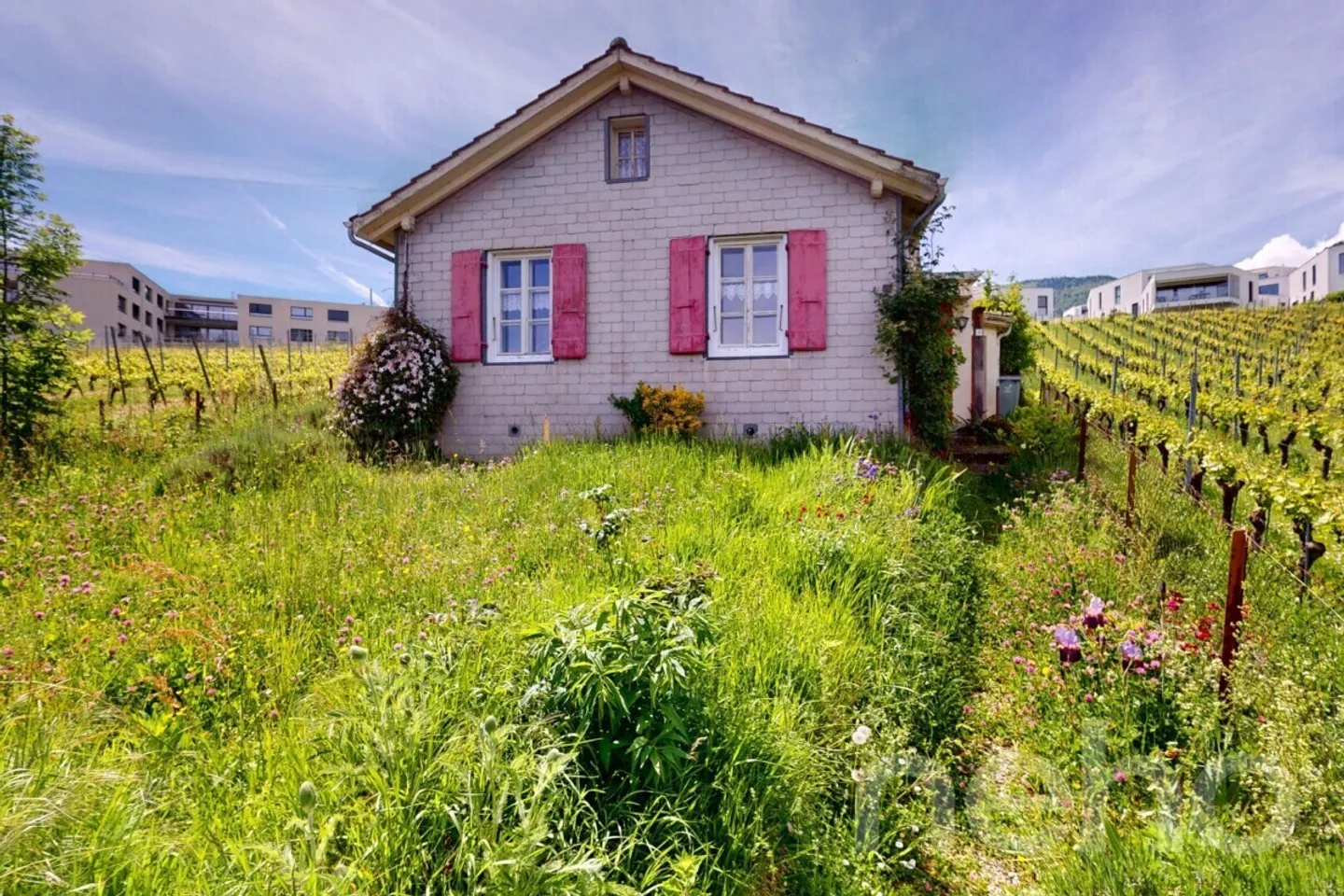 Magnifica casa indipendente da ristrutturare a Boudry - Foto 2 di 13