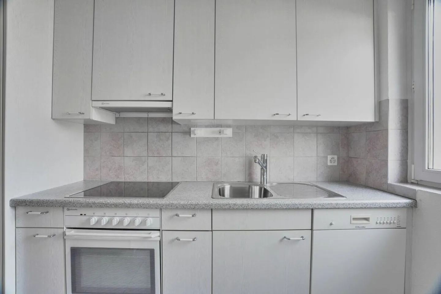 Appartement confortable de 3,5 pièces près du centre - Photo 3 sur 12