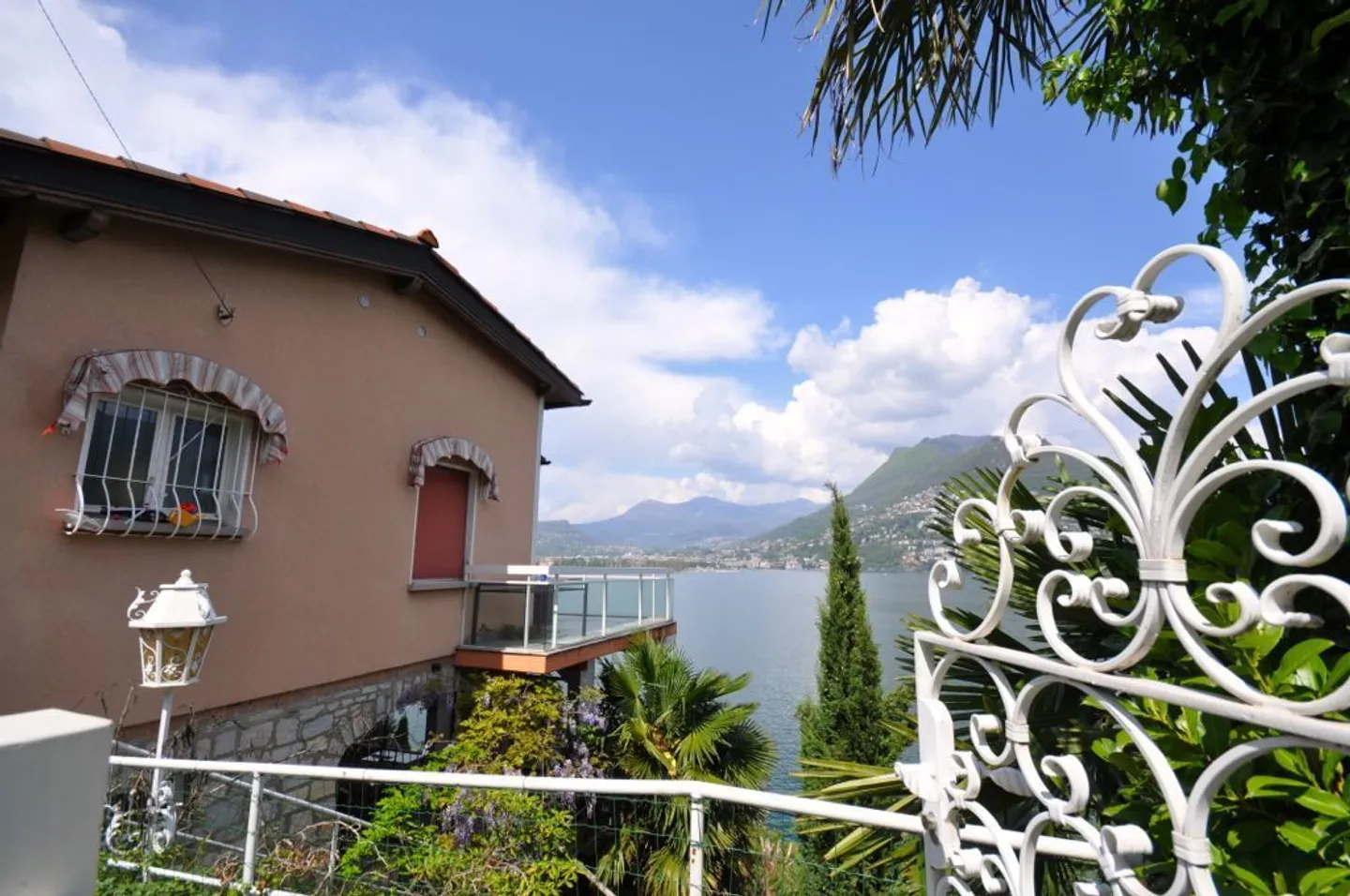 Plot with lake view and villa to be expanded or demolished in Paradiso - Photo 1 of 9