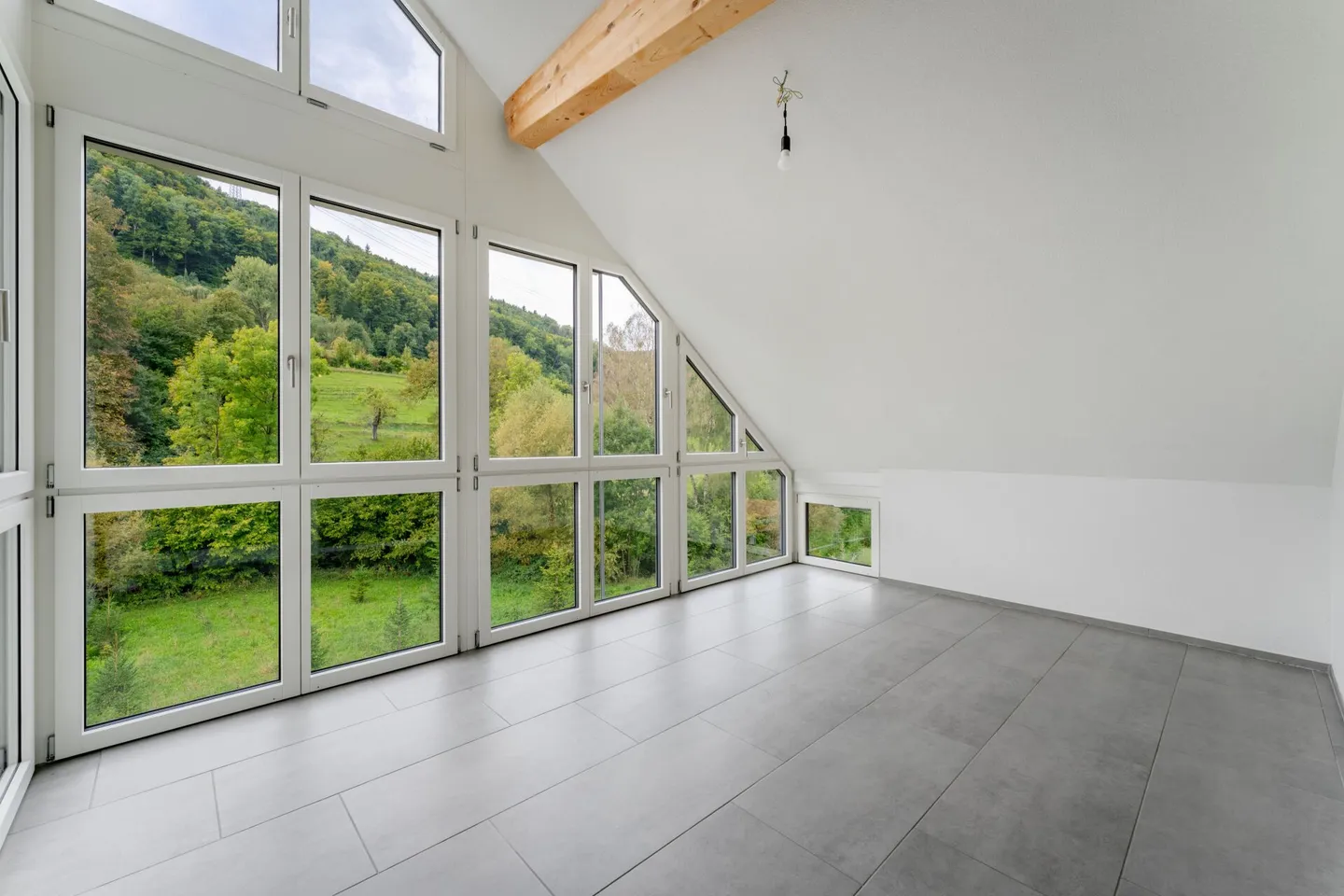 Moderno appartamento attico di 4,5 locali con loggia, vista e carport - a livello del suolo nonostante la posizione centrale - Foto 1 di 13