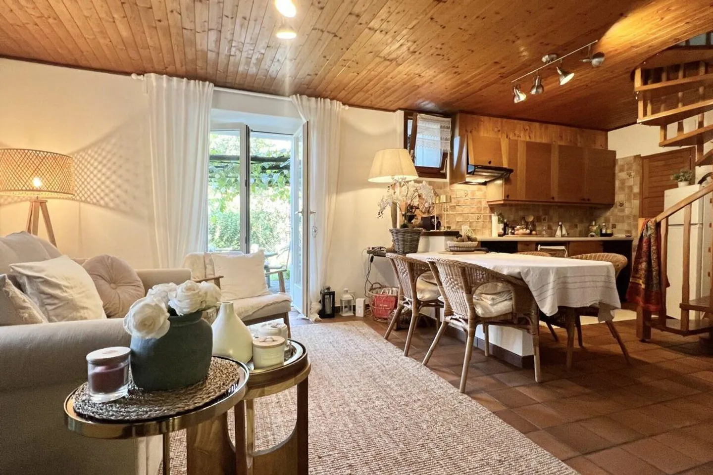 Affascinante casa di villaggio completamente arredata con giardino e vista lago - Foto 1 di 30