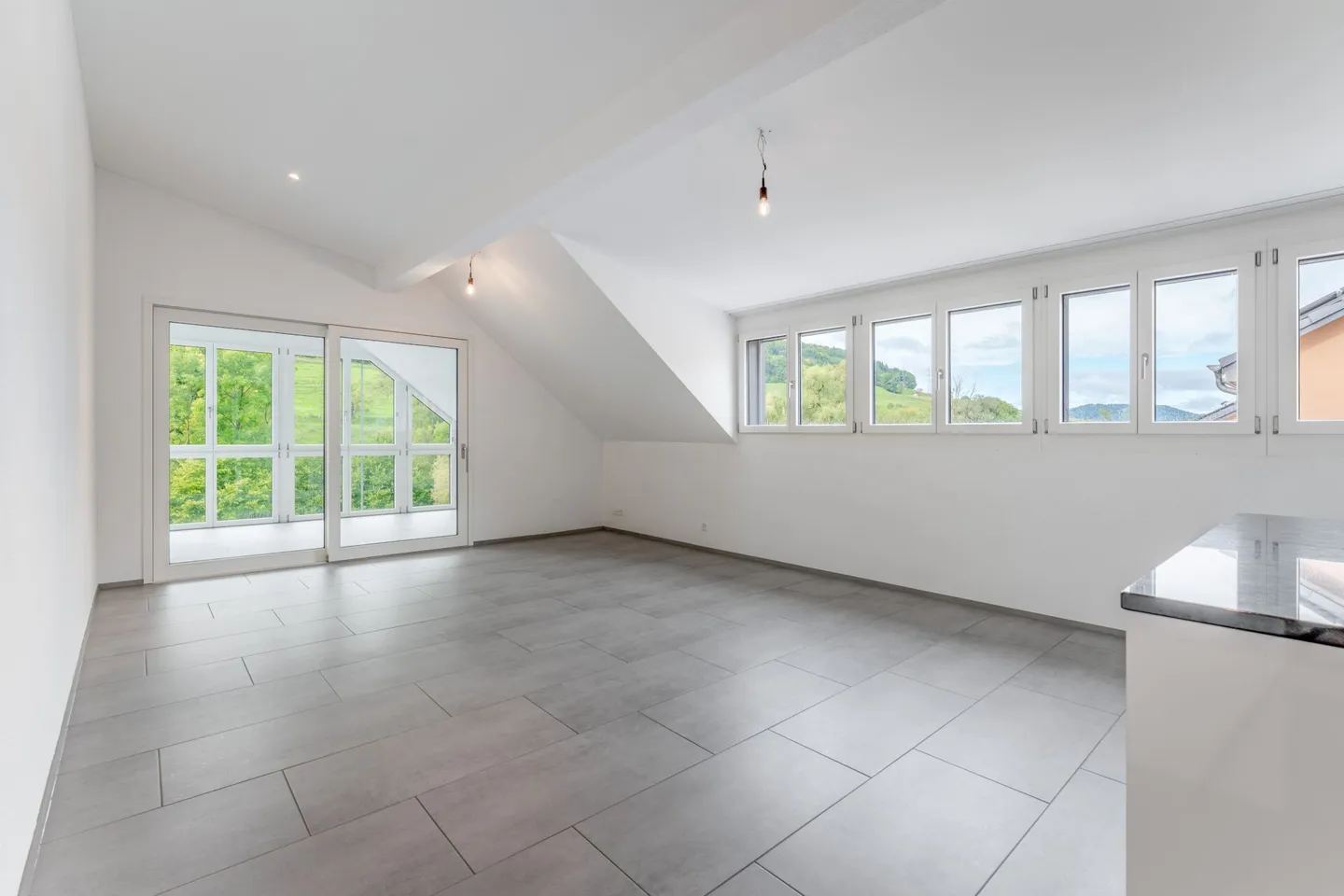 Moderno appartamento attico di 4,5 locali con loggia, vista e carport - a livello del suolo nonostante la posizione centrale - Foto 5 di 13