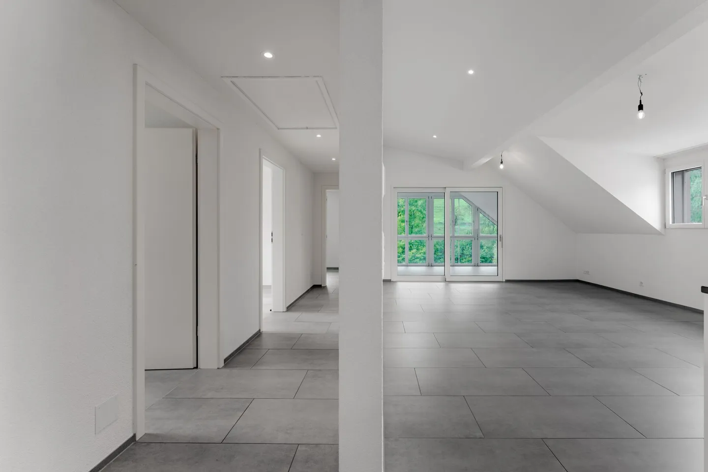 Moderno appartamento attico di 4,5 locali con loggia, vista e carport - a livello del suolo nonostante la posizione centrale - Foto 6 di 13
