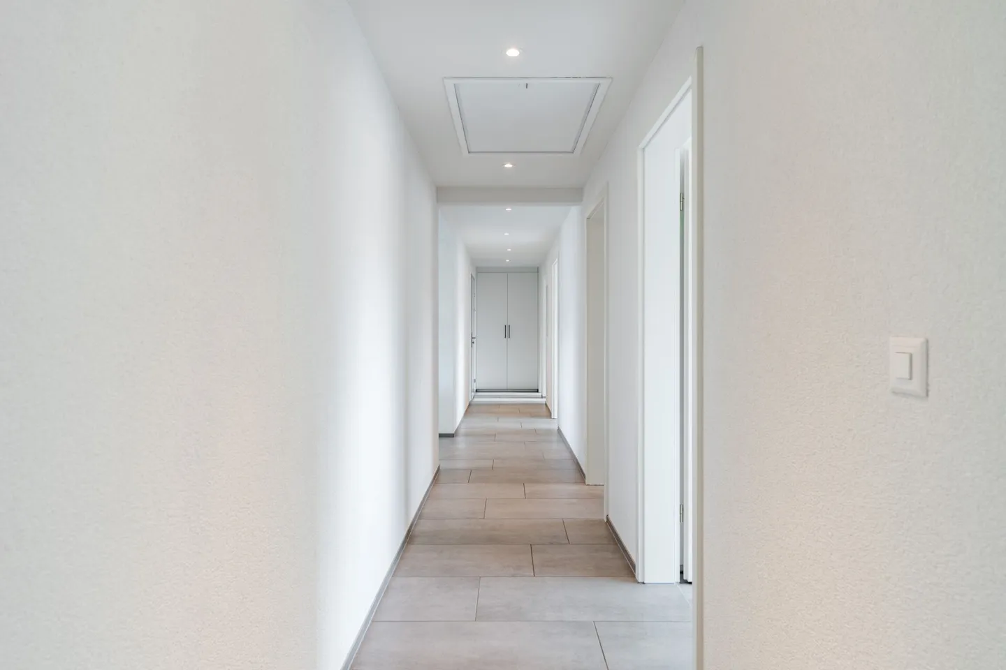 Moderno appartamento attico di 4,5 locali con loggia, vista e carport - a livello del suolo nonostante la posizione centrale - Foto 7 di 13