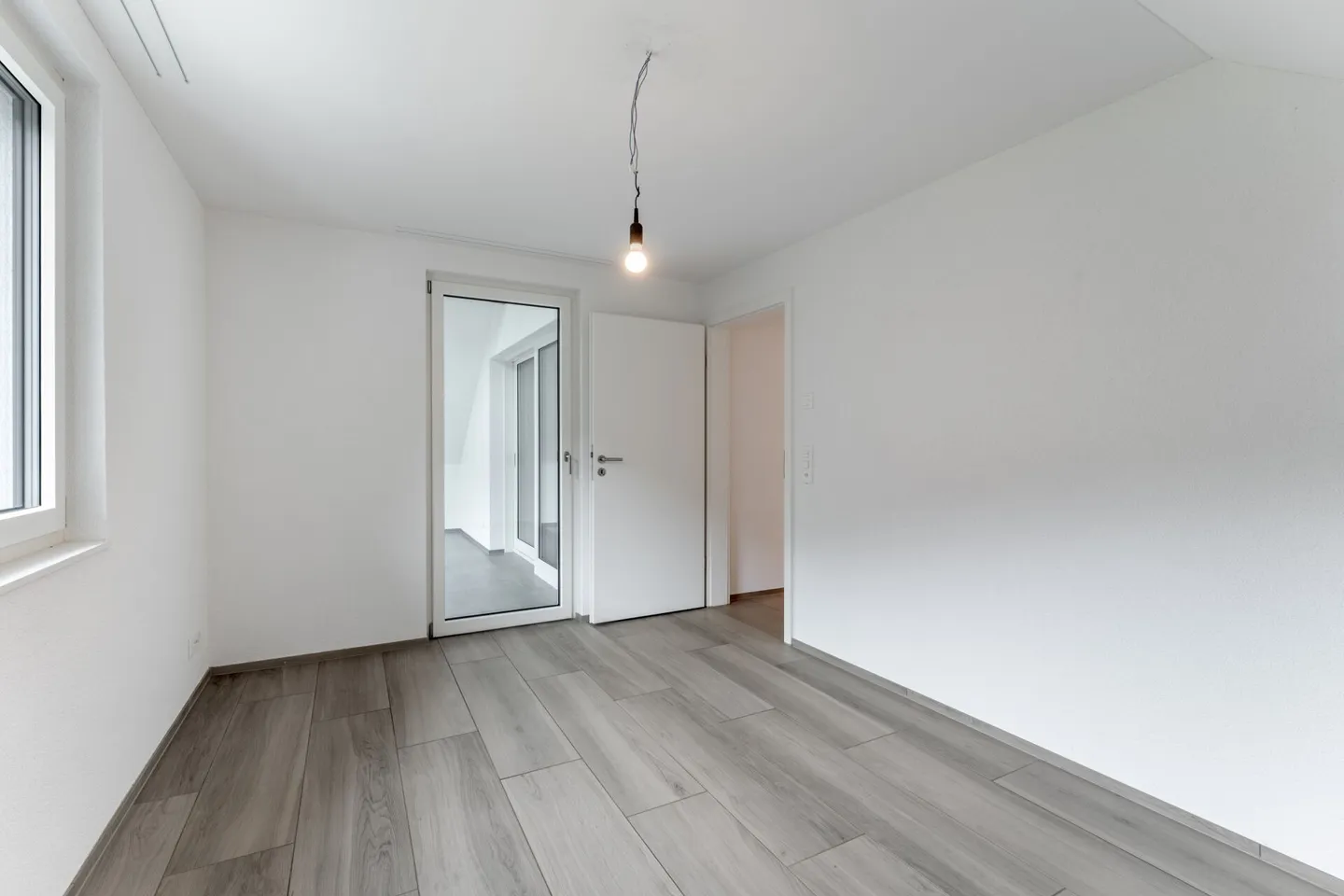 Moderno appartamento attico di 4,5 locali con loggia, vista e carport - a livello del suolo nonostante la posizione centrale - Foto 8 di 13