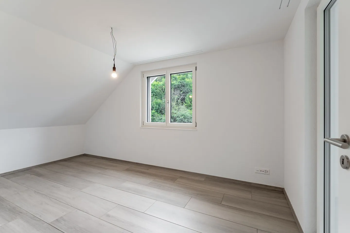 Moderno appartamento attico di 4,5 locali con loggia, vista e carport - a livello del suolo nonostante la posizione centrale - Foto 9 di 13