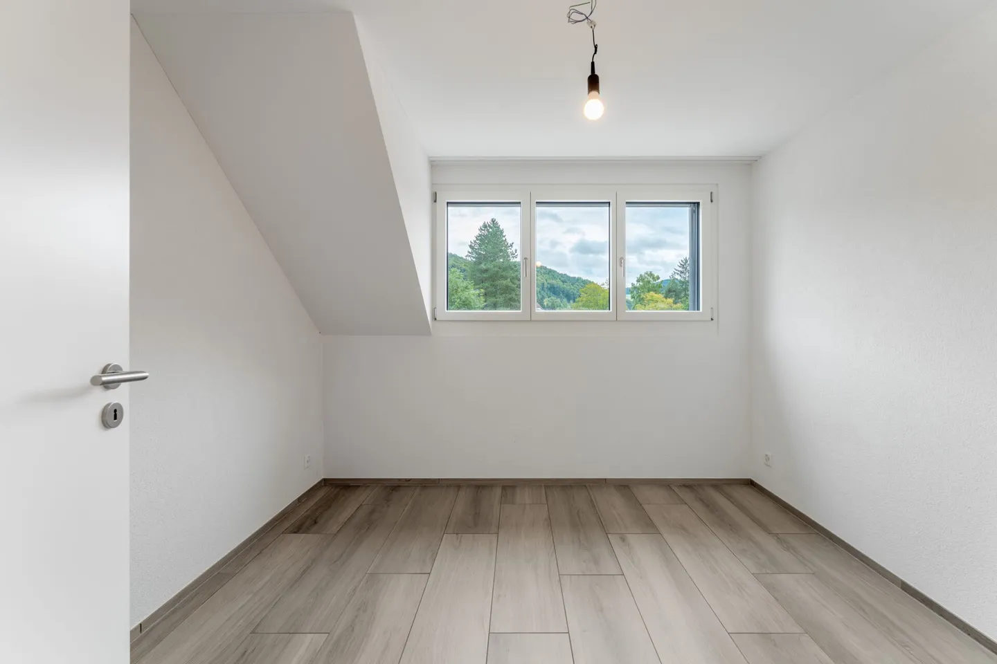 Moderno appartamento attico di 4,5 locali con loggia, vista e carport - a livello del suolo nonostante la posizione centrale - Foto 10 di 13