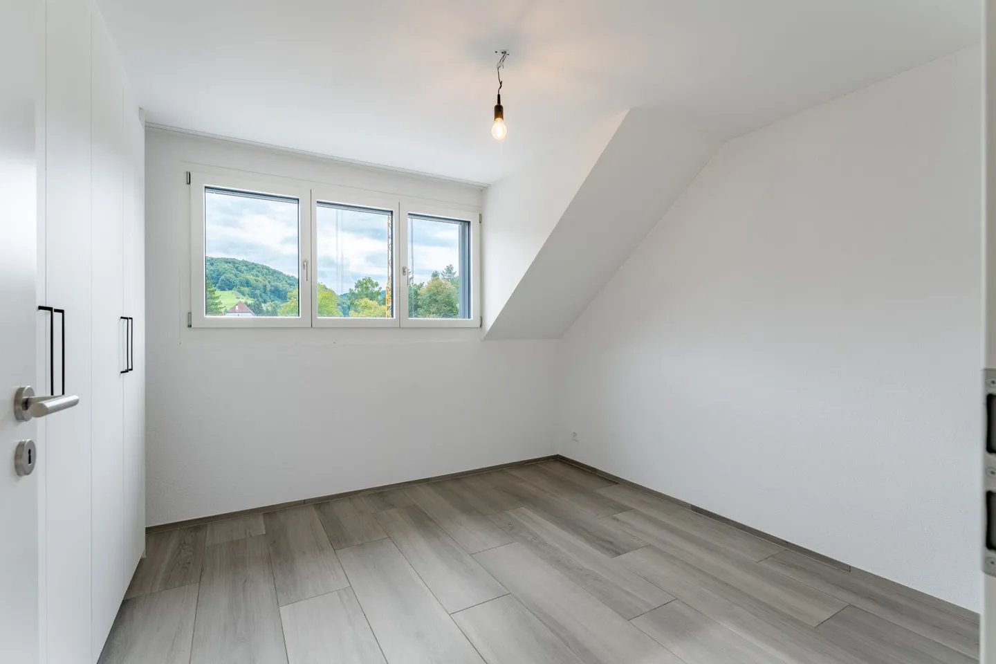 Moderno appartamento attico di 4,5 locali con loggia, vista e carport - a livello del suolo nonostante la posizione centrale - Foto 11 di 13