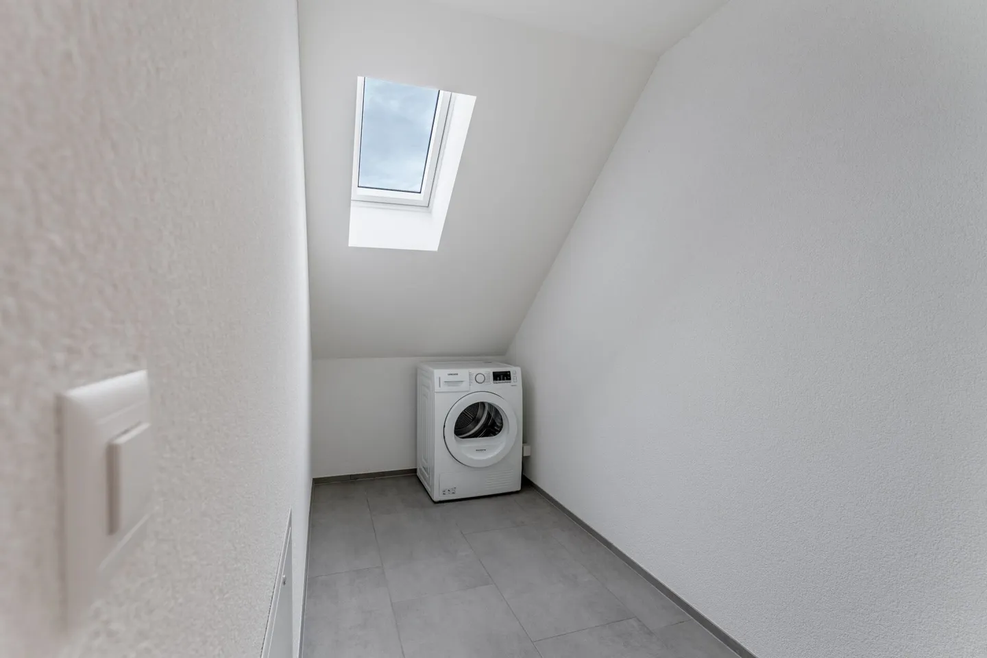 Moderno appartamento attico di 4,5 locali con loggia, vista e carport - a livello del suolo nonostante la posizione centrale - Foto 12 di 13