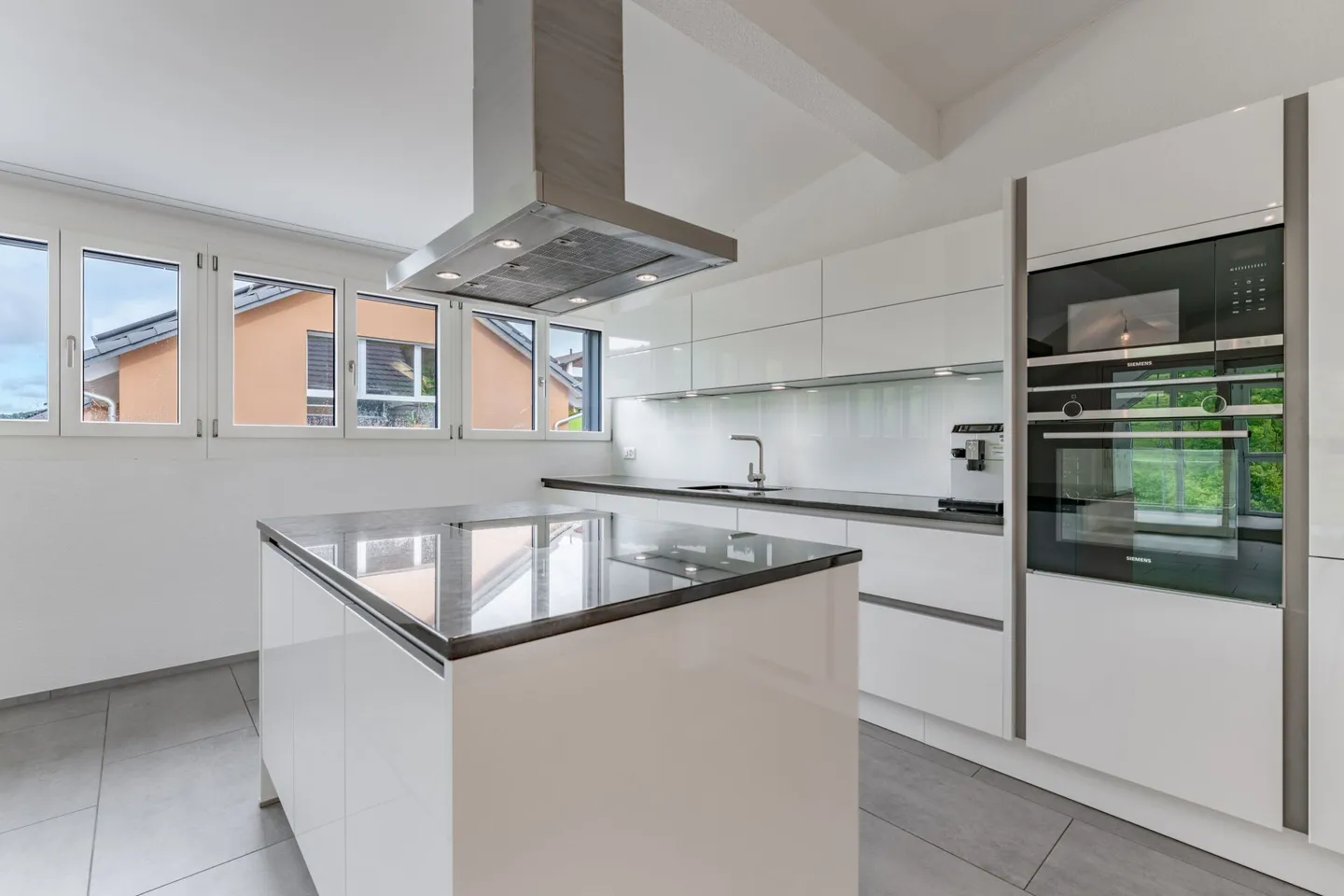 Moderno appartamento attico di 4,5 locali con loggia, vista e carport - a livello del suolo nonostante la posizione centrale - Foto 3 di 13